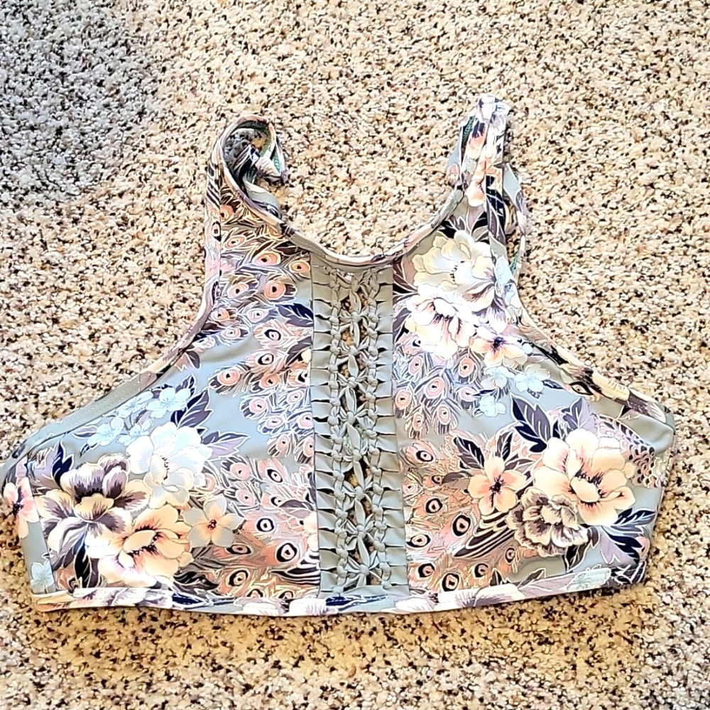 NWT size Medium bikini top!
